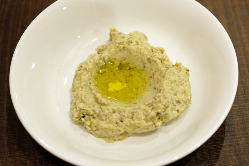 ホモスと並ぶ代表的なメゼのムタバル。皮をむいて焼いたナスを、タヒーニ、ニンニク、レモン、塩とペーストにしてオリーブオイルをかけたもの。ホモスよりさっぱりとしていて、焼きナスの風味が香ばしい