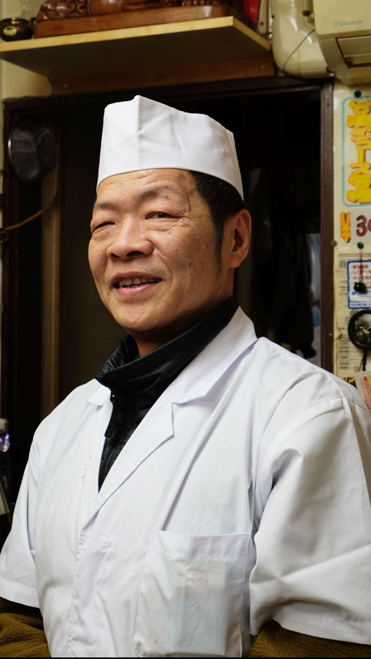 台北北部の北投温泉出身の錢さんは1988年に来日。師匠が、陳建一の父親で日本における四川料理の第一人者・陳建民の兄弟子にあたるという