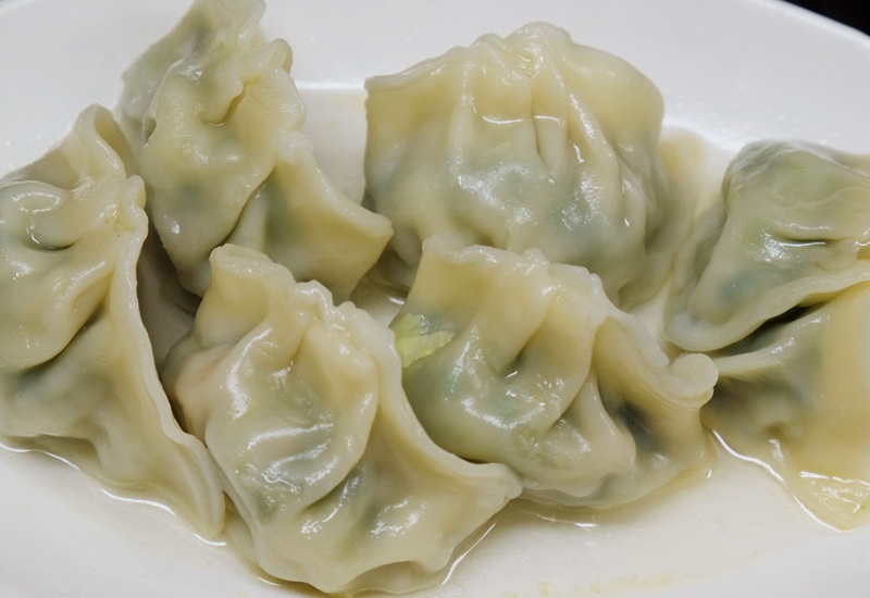 錢爺の水餃子はタレをつけず、お好みで自家製の麻辣油を。水餃子は台湾に限らず、中国本土でもよく食べられている