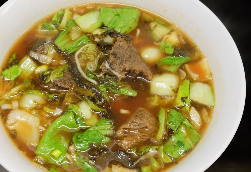 台湾の牛肉麺はもっとサイズが小さいと錢さん。牛肉を置かない店が多いこともあり、牛肉麺は専門店が充実している