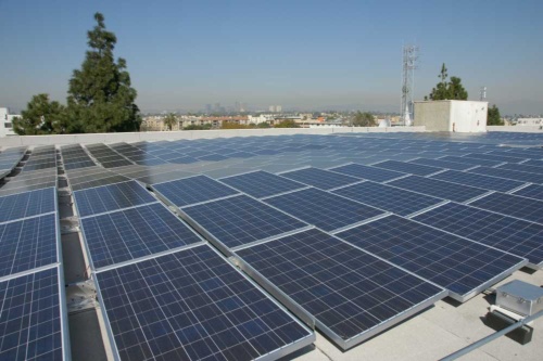 使用電力の100％を再エネにする。米ソニー・ピクチャーズ エンタテインメントの社屋に設置した太陽光パネル