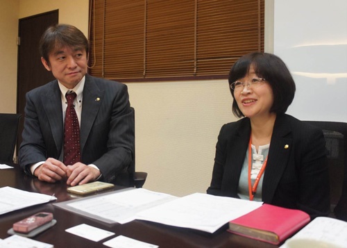 ウイッツコミュニティの柴田社長(左)と総務財務部の矢野部長