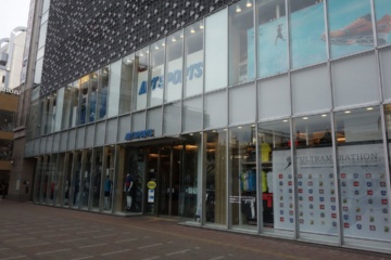 上野の本店。破産申請後の2017年5月12日、石井への事業譲渡が終わり、同日夕方から営業を再開した