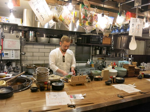 今年1月末、楽コーポレーションから独立した黒川圭太氏が東京・渋谷に出店した角煮が看板料理の居酒屋「□ニ○（カクニマル）」。駅近ながら人目につきにくい路地にあり、入り口は障子で中が見えない作り。「こんなところにお店が、と入ってきたお客さんが楽しんでくれ、ここで働きたいぐらいに思ってくれる店を」と考えたという（写真＝大塚千春、以下同）