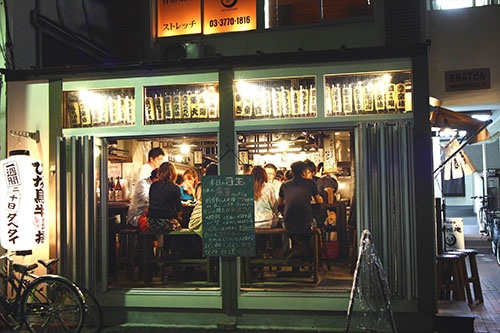 <b>楽グループの居酒屋の一つ、東京・神泉の「楽椿（らくちん）」。鶏の半身揚げなどが看板料理だ</b>（写真：高橋久雄）