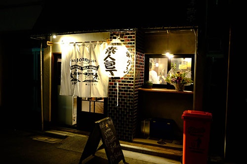 8月にオープンした、手酌で飲む酎ハイや厚切り牛タン料理をコンセプトにした店「手酌亭」は、楽コーポレーションから独立した田村治崇氏の出した2軒目。東京・新富町の奥、「こんなところに店が」と驚くような小さな路地にある