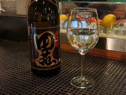 「ワイングラスに入れるだけで、焼酎の前割りが色っぽい飲み物になる」と宇野社長。店では酒瓶からではなく、前割りを入れた洒落たガラスの瓶から客席でグラスに注ぐ