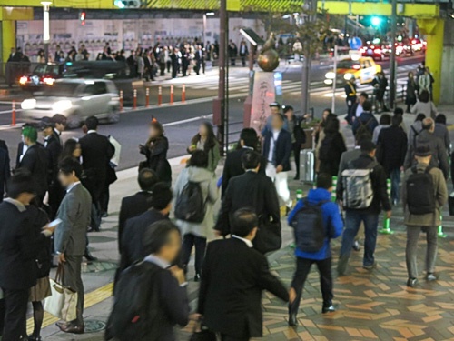会社員の「お客さん候補」があふれる東京・浜松町駅周辺。「店をはやらせるのは難しくない街だが…」と言いながら、宇野氏は出店を見合わせた（写真：大塚千春）
