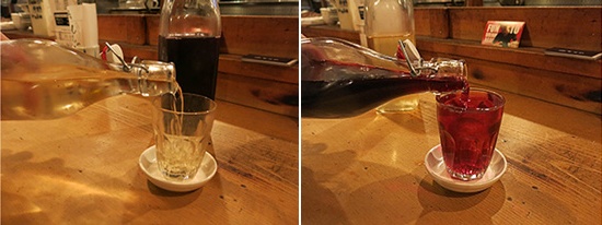 スタッフとお客さんの距離を縮める「なんちゃってロゼ」。まずコップに白ワインを注ぎ（左）、そこに赤ワインを注ぎ足す（右）と、“ロゼ”になる。各店ごとに「経堂ロゼ」などと店のある場所をメニュー名に冠して提供している（写真：大塚千春）