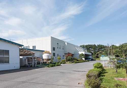 福島県郡山市にある日本電産コパル郡山事業所の一角。奥に見える白い建屋の2階にグループの生産技術者が集うことになる。建屋の幅は約50m（写真で見えている部分）で、奥行きは約100mにも及ぶ（写真：野口勝宏）