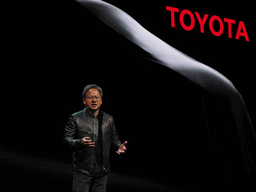 5月10日の会見でトヨタ自動車との提携を発表するエヌビディアCEOのジェンスン・フアン氏（写真：林 幸一郎）