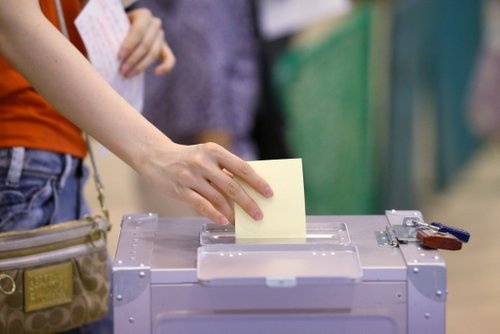 7月10日に行われた参院選。10代の有権者が初めて投票する選挙となった(写真：アフロ)