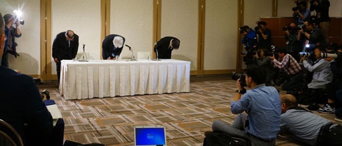 10月13日、神戸製鋼所の川崎博也会長兼社長（中央）は、品質データ改ざん問題について記者会見し、会場に詰めかけた100人を超える報道陣の前で深々と頭を下げて陳謝した