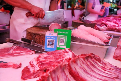 中国では、伝統的な市場でもアリペイやウィーチャットペイのQRコードが掲げられている(写真:AFP/アフロ)