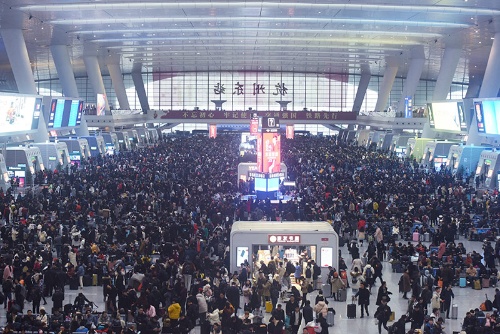 春運初日、1月10日の浙江省杭州の高速鉄道ターミナル駅は人であふれた（写真：ZUMA Press/アフロ）