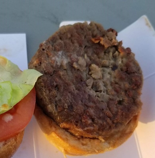 代用肉の米インポッシブル・フーズのパテを使ったハンバーガー