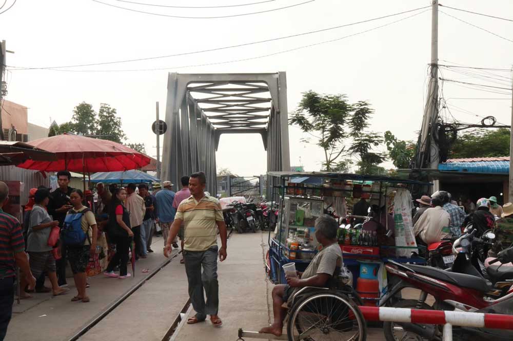45年ぶりにタイ直通鉄道が開通 カンボジア国境の町ルポ 日経ビジネス電子版