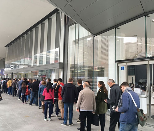 グーグルの基調講演のために並ぶ人の列。会場がある建物の入り口の前後にも長い列ができていた。(撮影:日経 xTECH)