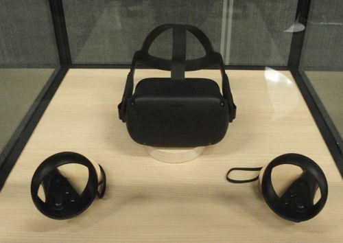 Oculus Questの本体とコントローラー
