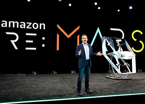 米アマゾンが数カ月以内に投入する配送ドローンと、アマゾン・ワールドワイド・コンシューマーのジェフ・ウィーキーCEO（米ラスベガス、写真：Amazon.com）