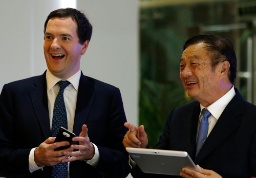 13年には当時の英財務相が中国のファーウェイ本社を訪問し、任正非CEOらと交流した（写真：代表撮影/AP/アフロ​）