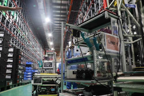 自動化、デジタル化が進むコニカミノルタのマレーシア・マラッカ工場。無人搬送車（AGV）が走り回る