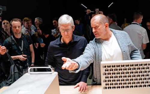 年内でアップルを退社するジョナサン・アイブ氏(右)。左はクックCEO (写真:ロイター/アフロ)