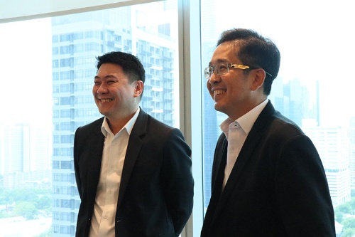 エナジーアブソルートの創業者でCEOのソムポート・アフナイ氏(写真右)とCFOのアモン・サトウィクーン氏