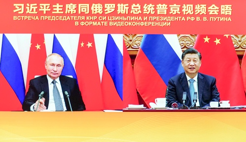 中国とロシアの首脳は2021年末、オンラインで会談し「両軍関係の新たなレベルへの格上げ」を明らかにした（写真：新華社/アフロ）