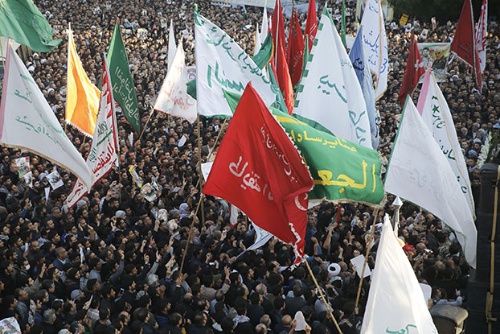 ソレイマニ司令官の死を悼んで行進するイランの市民（写真：AFP/アフロ）