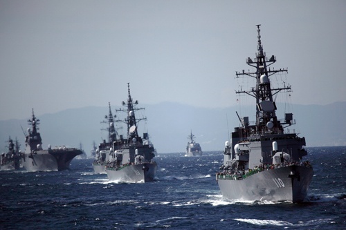 中東に派遣されることが決まった、海上自衛隊の護衛艦「たかなみ」(写真:アフロ)