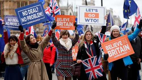 英議会前で「合意なき離脱? 問題ない」とのボードを抱げる離脱賛成派(写真:ロイター/アフロ)