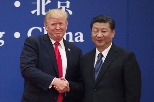 トランプ大統領(左)と習近平国家主席。中国はトランプ流の仕事の仕方に戸惑ったにちがいない(写真:AFP/アフロ)