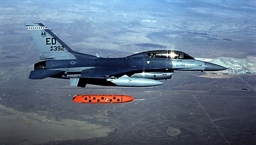 JASSM（統合空対地スタンドオフミサイル）を発射する米軍機（提供：USAF/AFP/アフロ）