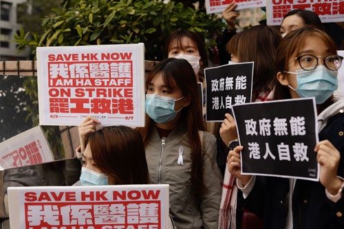 新型コロナウイルスの感染拡大を防ぐべく、本土との境界を閉じるよう求める香港の医療関係者 （写真：ZUMA Press/アフロ）