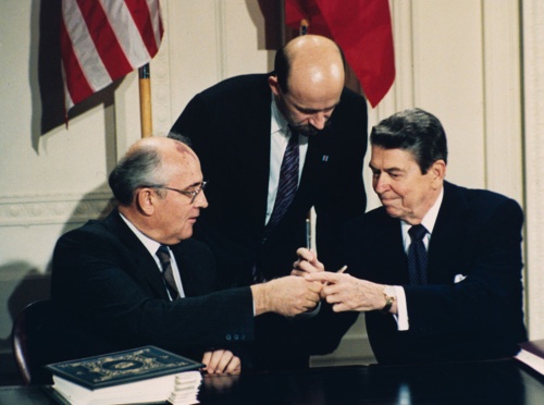 INF廃棄条約の署名に臨むソ連（当時）トップのゴルバチョフ氏と米国のレーガン大統領（当時）。同条約はその役割を終えたのか（写真：AP/アフロ）