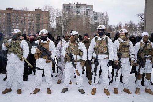 軍事教練に参加するウクライナの市民（写真：AP/アフロ）