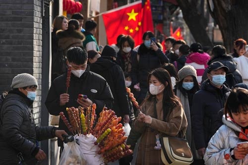 春節の連休明けの北京。日常生活が戻ってきた（写真：AP/アフロ）