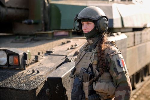 NATO軍としてルーマニアに駐留するフランス兵士（写真：AP/アフロ）