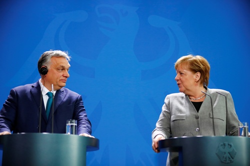 EUきっての親中派であるハンガリーのオルバン首相(左)と、南シナ海へ海軍を派遣することを決めたドイツのメルケル首相(写真:ロイター/アフロ)