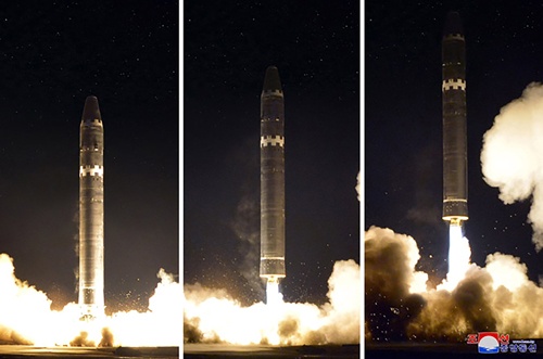 北朝鮮国営の朝鮮中央通信（KCNA）が公開した新型の大陸間弾道ミサイル（ICBM）「火星15（Hwasong 15）」の写真（提供：KCNA/UPI/アフロ）