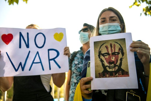 世界各地で、ウクライナ侵攻に反対する運動が高まっている（写真：AFP/アフロ）
