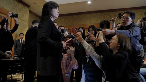 合意文書への署名なく首脳会談が終了した後、記者会見に臨む北朝鮮の崔善姫（チェ・ソンヒ）外務次官（写真：AFP/アフロ）