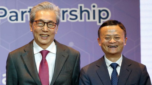 アリババ集団の馬雲氏と会談したタイのソムキット副首相(写真:AP/アフロ)
