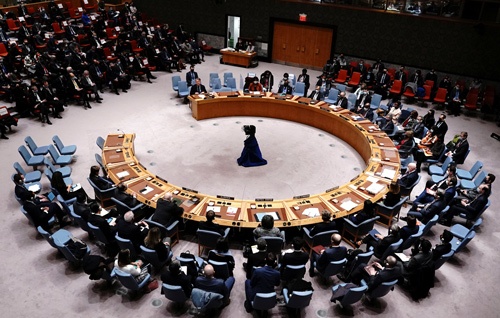 国連安保理の議場。ロシア非難決議は同国が拒否権を行使し否決された（写真：ロイター/アフロ）