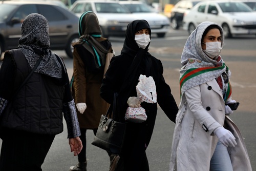 感染が拡大するイラン。人々はマスクだけでなく、手袋もはめている（写真：AP／アフロ）