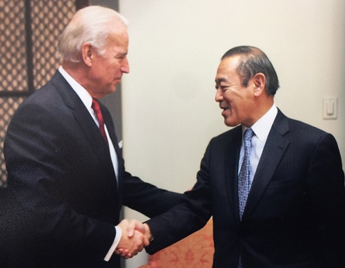 バイデン副大統領（左）と藤崎駐米大使（いずれも当時）（写真提供：藤崎一郎）