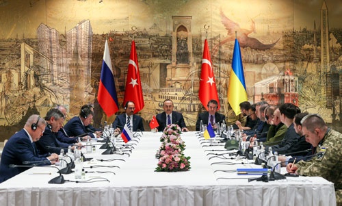 ウクライナとロシアの代表団は3月29日、トルコの仲介で対面での協議に臨んだ（写真：Abaca/アフロ）