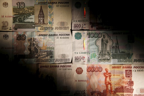 ロシアのルーブル紙幣。通貨を用いた規制は、戦争を戦う武器になる（写真：ロイター/アフロ）
