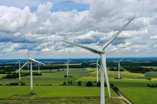 ドイツ西部で稼働する風力発電タービン群(写真=AFP/アフロ)